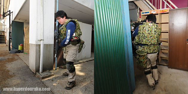 建物脇でスタンバイ