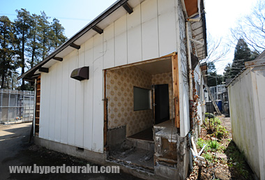 壁を抜いて中に入れる