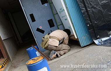 バリケードの3カ所の穴からスチールターゲットを撃つ。