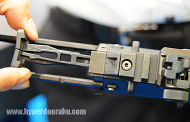 チャージングハンドル