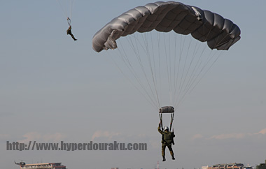 偵察小隊が1400mから降下