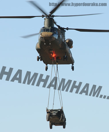 ヘリに吊り下げられた軽装甲機動車