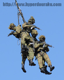 ライフルを構えている