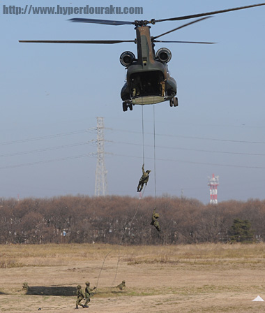 ファストロープで隊員が降下