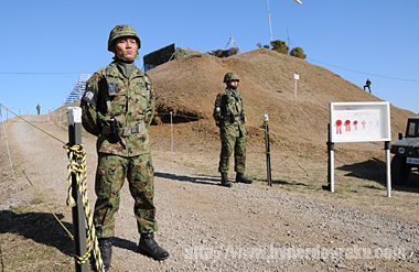 警備する隊員