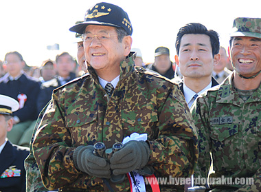 双眼鏡を手にする北澤防衛大臣