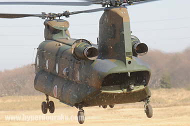 3機のチヌークが着陸