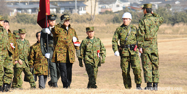敬礼を交わす北澤防衛大臣と山之上団長