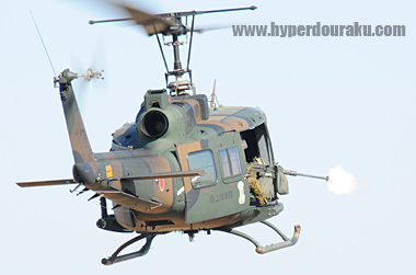 UH-1ヘリが.50口径でガンガン射撃