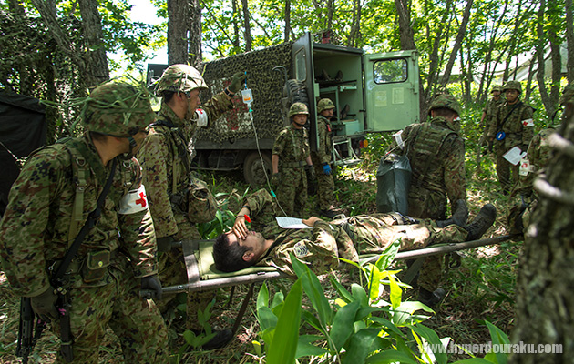 処置室から1トン半救急車へ移送