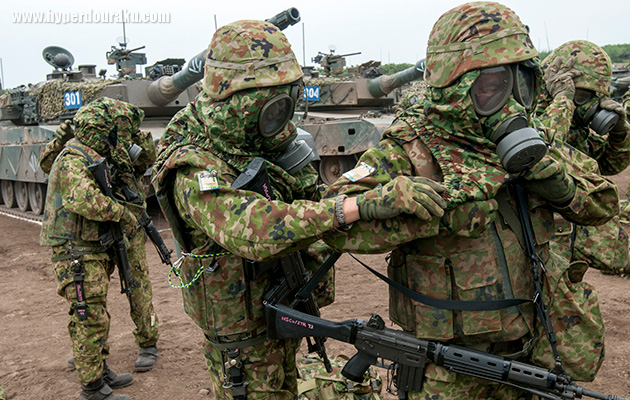 00式防護マスクを装着する隊員