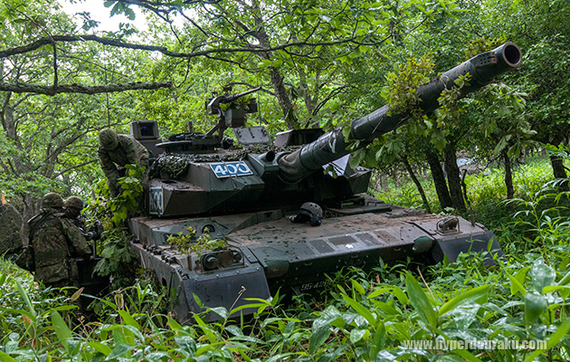 手動ポンプで給油される10式戦車