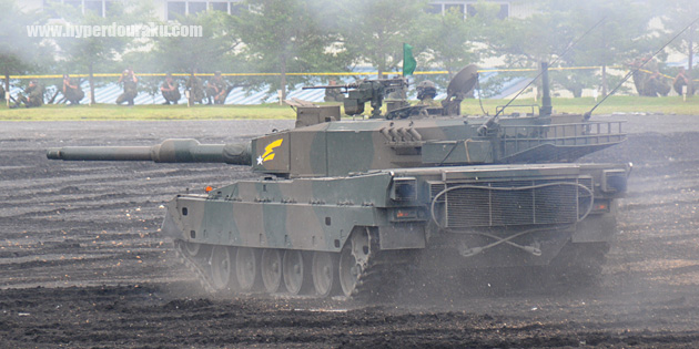 90式戦車がグランドに侵入