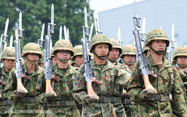 64式小銃を携えて行進