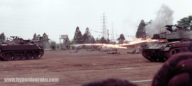 火炎放射器のデモンストレーション