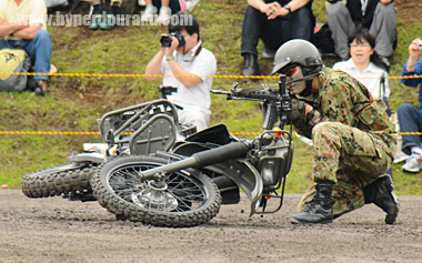 バイクを盾に小銃で応戦