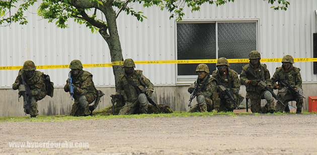 木陰に潜んでいた突入部隊