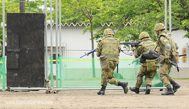 建物のドアに近づく