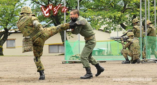 ハイキックも繰り出された