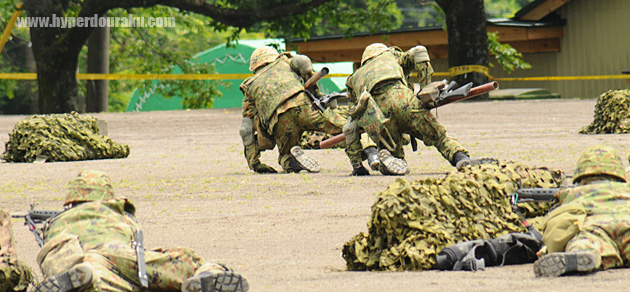 爆薬を仕掛けに匍匐前進