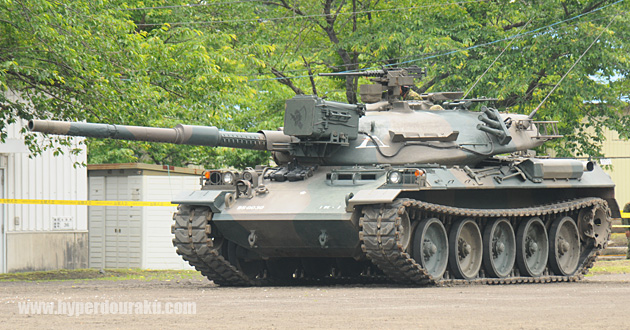 74戦車がグランドに突入