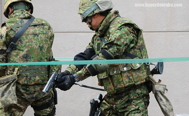 9mm拳銃にランヤード