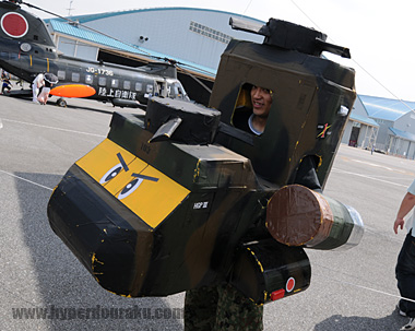 CH-47Jチヌーク輸送ヘリの手作り着ぐるみ