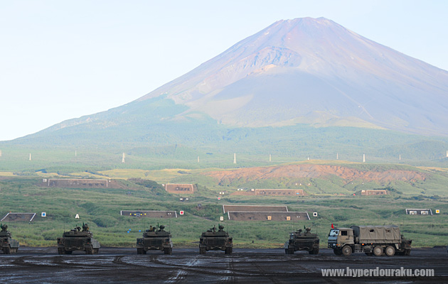 早朝の演習場 富士山もくっきり