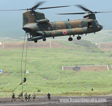 CH-47Jチヌーク輸送ヘリから降下