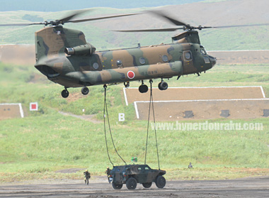 軽装甲機動車を吊るして