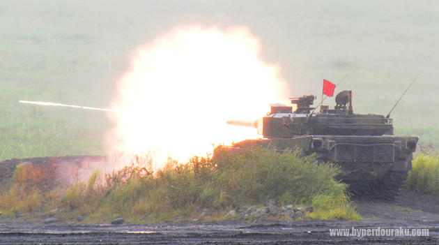 90式戦車が稜線沿いに射撃