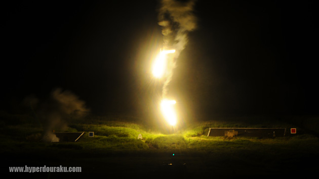 照明弾に照らされると幻想的