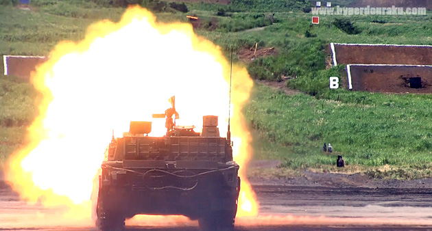 後退しながら3発目を射撃