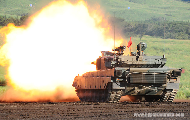 大御所の90式戦車も激しく火炎を噴き出し