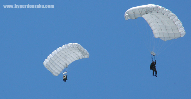 空挺隊員が上空から落下傘で降りてくる