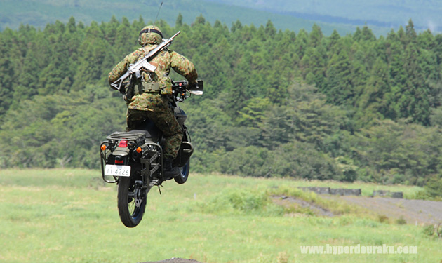 猛スピードで演習広場を横切りジャンプ