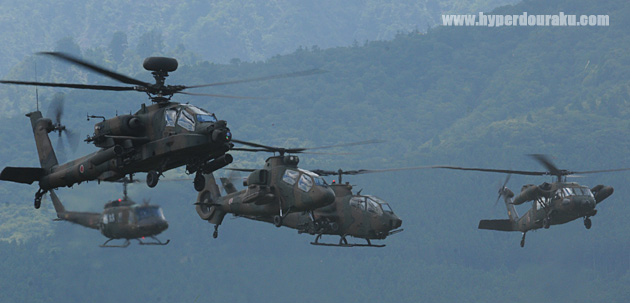 空中ではヘリが待機