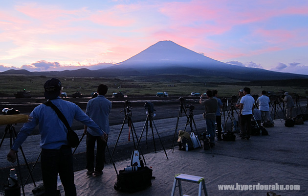 夜間演習を見に