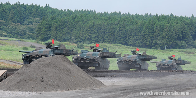 4両の10式戦車が列をなして入場