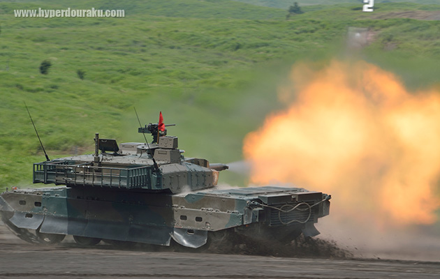 10式戦車のスラローム走行射撃