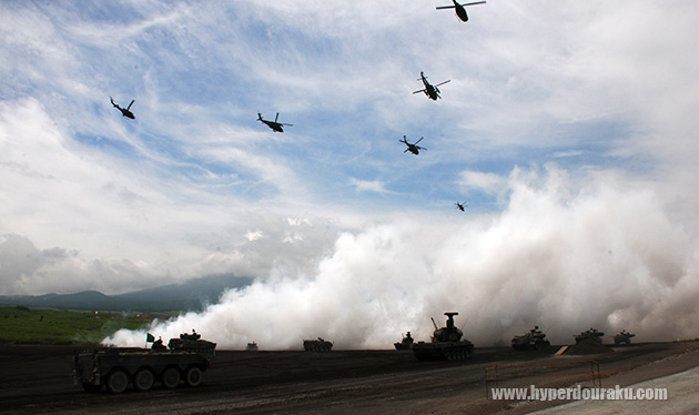 上空をヘリコプターが通り過ぎる