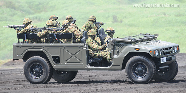 89式小銃を構え周囲警戒