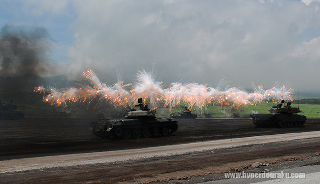 戦闘車両が突撃