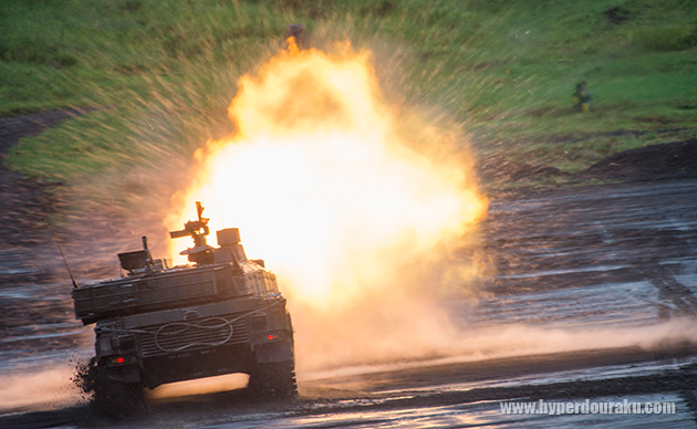 車体を翻して続けざまに射撃。