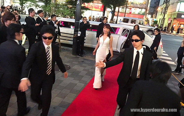 レッドカーペットを進む坂地久美