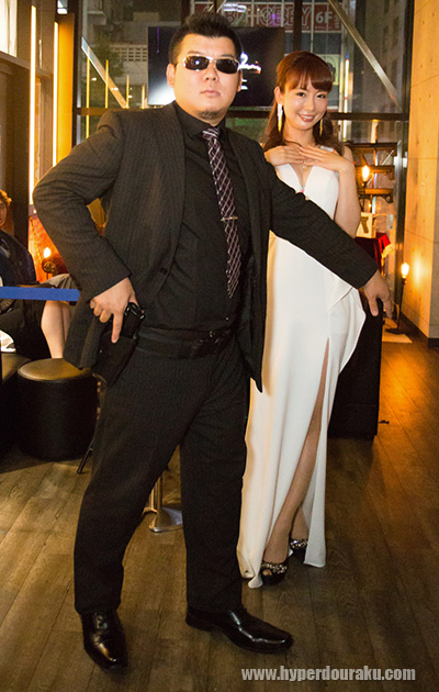 私を守る設定でポーズをとって