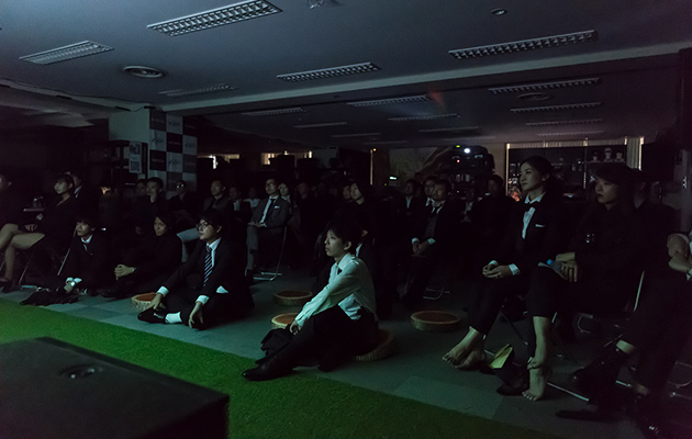 スクリーンを見つめる殺し屋