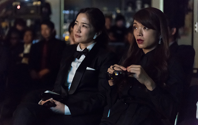 スクリーンを見つめる殺し屋