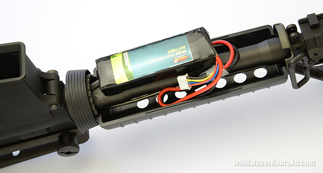 バッテリーはハンドガードの中