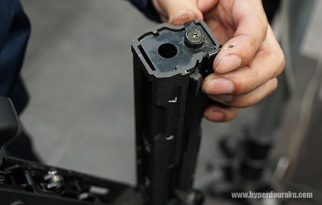 複座ばね軸を取り外す